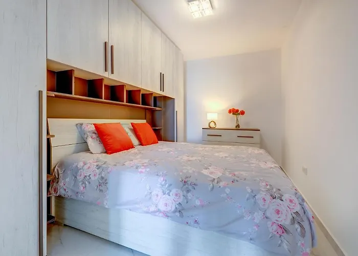 Deluxe Apartment In Central St Julians